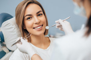 doctor prepares a patient for a tooth extraction